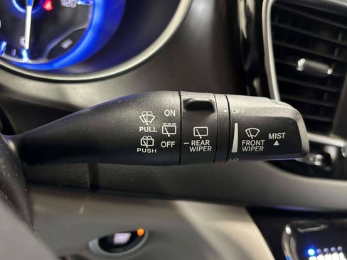 Used 2020 Chrysler Pacifica Touring-L FWD image 37