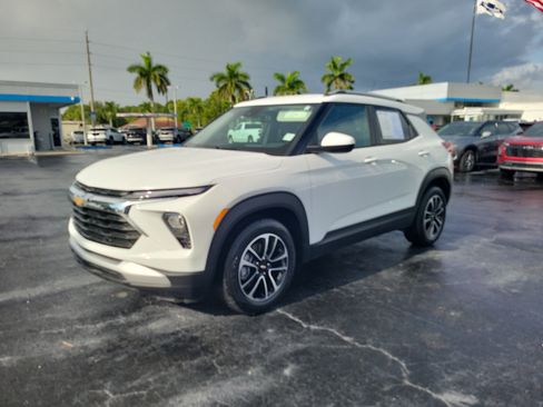 Used 2026 Chevrolet TrailBlazer LT FWD image 2