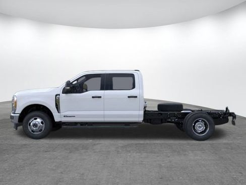New 2026 Ford F350 XL w/ XL Chrome Package image 3