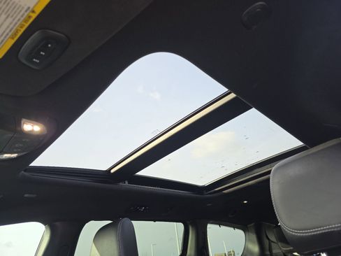 Used 2022 Chrysler Pacifica Limited w/ S Appearance Package image 4