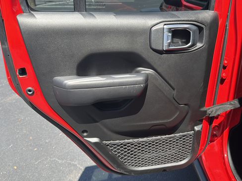 Used 2025 Jeep Wrangler Unlimited Rubicon AWD/4WD image 35