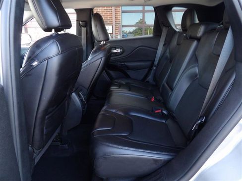 Used 2019 Jeep Cherokee Latitude Plus image 11