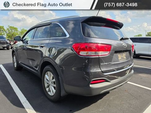 Used 2017 Kia Sorento FWD image 4