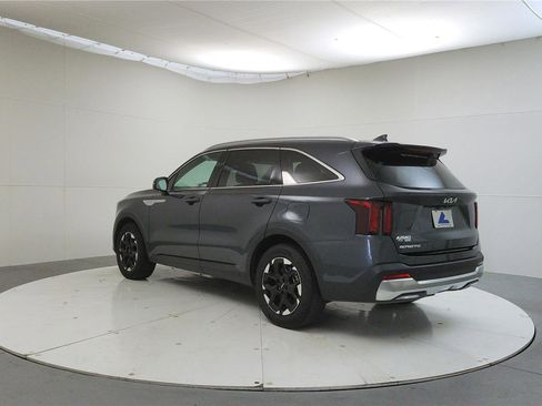Used 2024 Kia Sorento S image 5