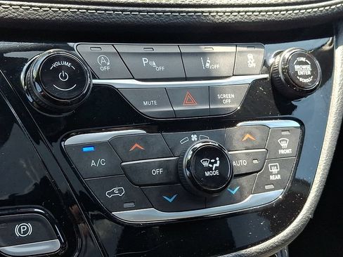 Used 2025 Chrysler Pacifica Limited FWD image 17