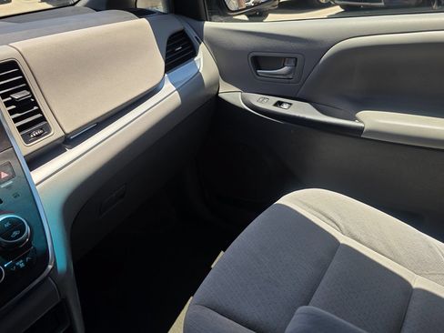 Used 2016 Toyota Sienna LE FWD image 36