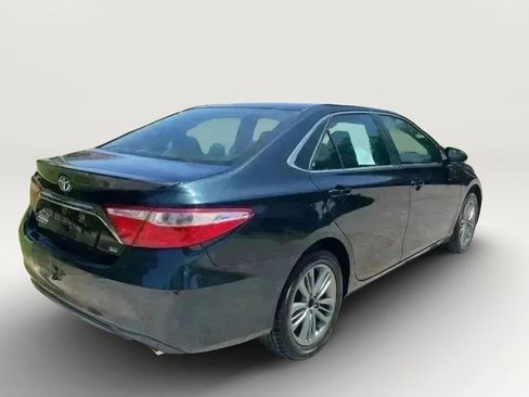 Used 2016 Toyota Camry SE image 2