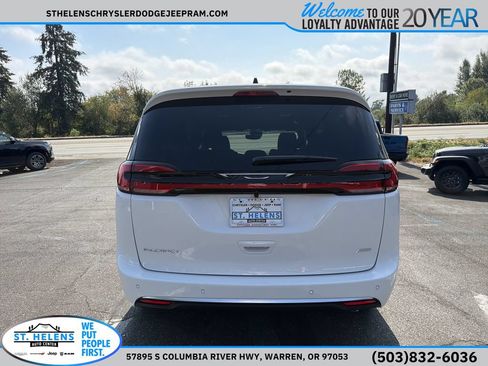 New 2027 Chrysler Pacifica Select w/ Family Tech Group AWD/4WD image 5