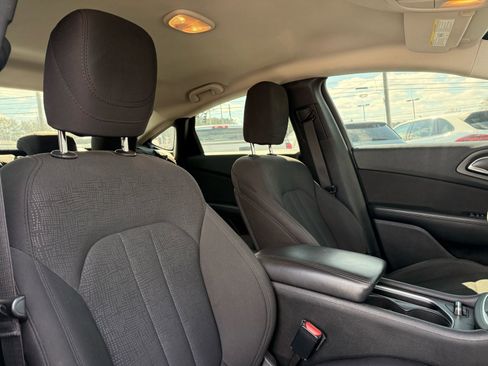 Used 2016 Chrysler 200 Limited image 31