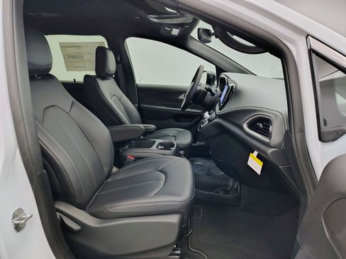 New 2026 Chrysler Pacifica Select FWD image 23