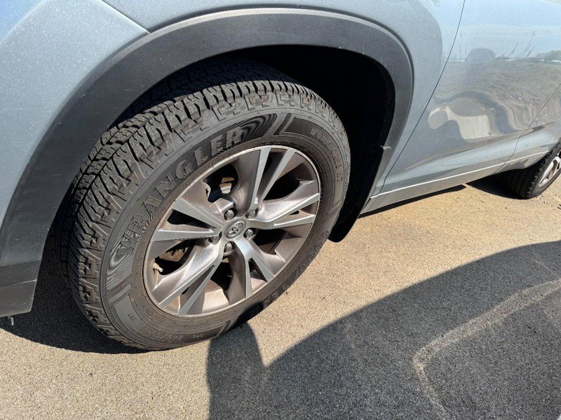 Used 2015 Toyota Highlander XLE AWD/4WD image 4