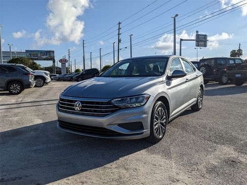 Certified 2020 Volkswagen Jetta SE image 3