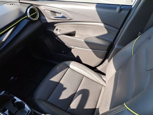 Used 2025 Chevrolet Trax ACTIV w/ Sunroof Package image 12