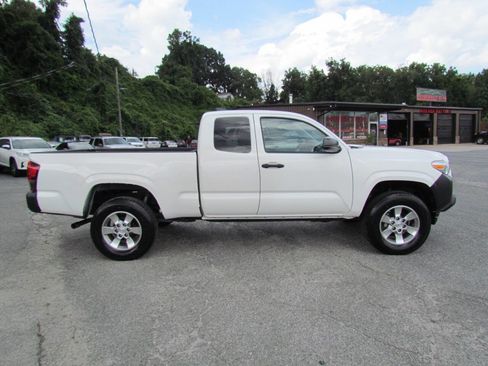 Used 2020 Toyota Tacoma SR image 8