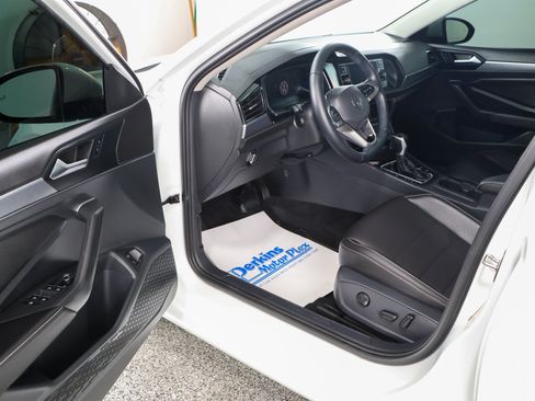 Used 2023 Volkswagen Jetta SE w/ Panoramic Sunroof Package FWD image 3