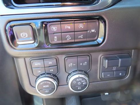 Used 2025 GMC Yukon AT4 w/ AT4 Premium Plus Package image 41