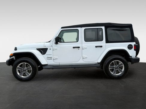 Used 2018 Jeep Wrangler Unlimited Sahara AWD/4WD image 8