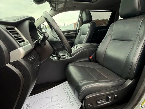 Used 2017 Toyota Highlander Limited image 11