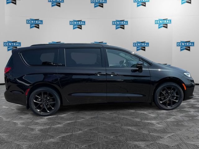 Certified 2023 Chrysler Pacifica Limited w/ S Appearance Package AWD/4WD image 6
