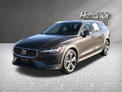 Used 2025 Volvo V60 B5 Cross Country Plus image 6
