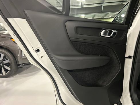 Certified 2025 Volvo XC40 B5 Plus image 21
