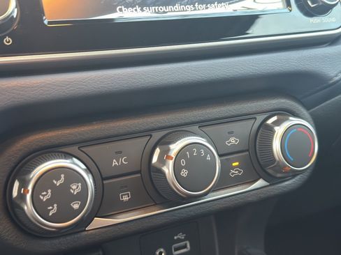 Used 2025 Nissan Versa SV w/ Trunk Package image 25