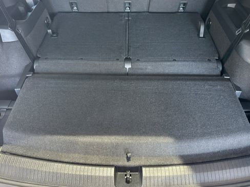 Used 2023 Volkswagen Tiguan SE w/ Panoramic Sunroof Package FWD image 17