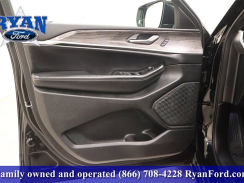 Used 2024 Jeep Grand Cherokee Limited image 9