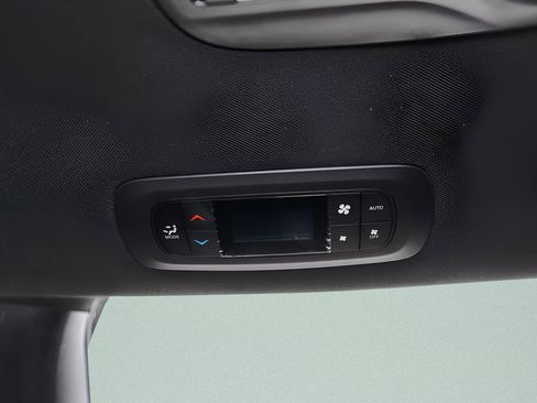 Used 2025 Chrysler Pacifica Select FWD image 32