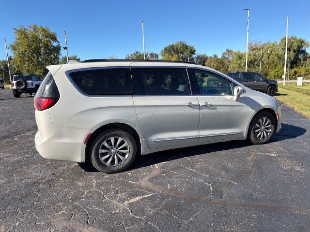 Used 2017 Chrysler Pacifica Touring-L FWD image 6