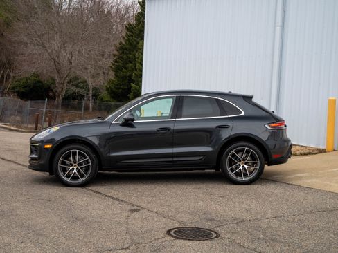 Certified 2025 Porsche Macan image 2