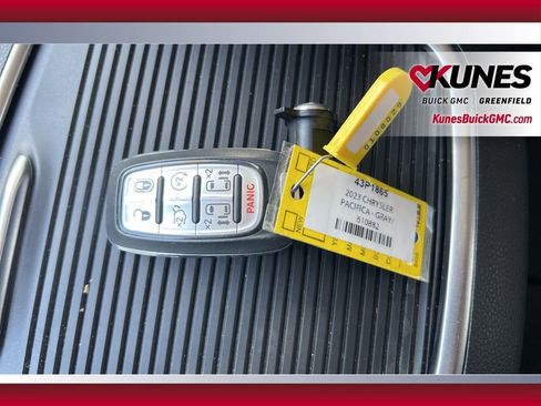 Used 2023 Chrysler Pacifica Limited FWD image 18