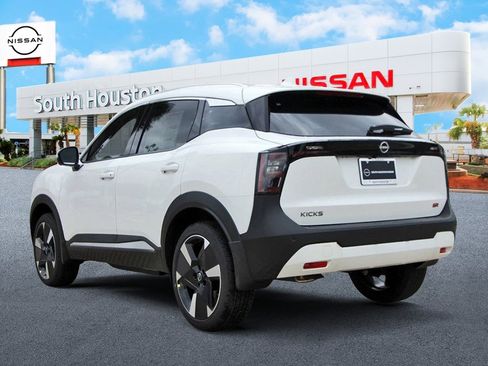 New 2025 Nissan Kicks SR FWD image 3