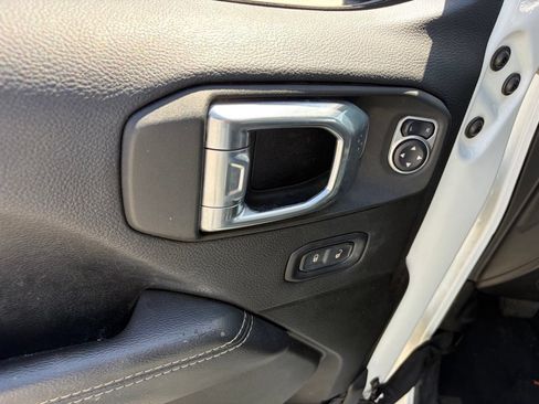 Used 2022 Jeep Gladiator Overland AWD/4WD image 5