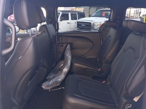 New 2026 Chrysler Pacifica Select image 8