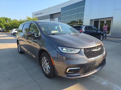 Used 2023 Chrysler Pacifica Touring-L FWD image 2