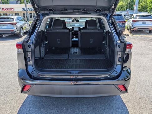 Used 2020 Toyota Highlander XLE AWD/4WD image 14