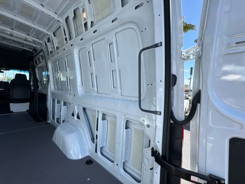 Used 2025 Mercedes-Benz Sprinter 2500 image 16
