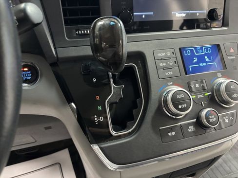 Used 2017 Toyota Sienna XLE image 25
