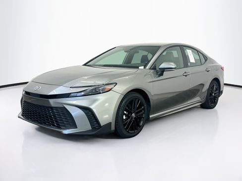 Used 2025 Toyota Camry SE FWD image 3