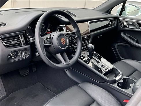Certified 2026 Porsche Macan AWD/4WD image 4