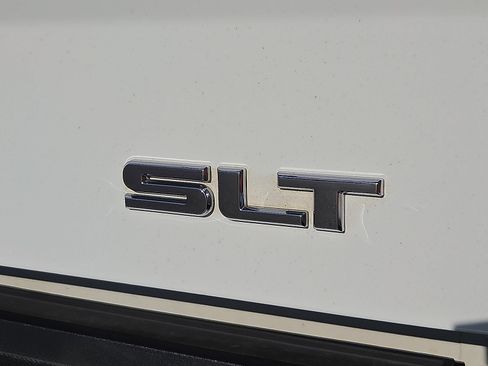 Used 2018 GMC Sierra 1500 SLT w/ SLT Premium Package AWD/4WD image 9