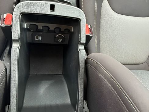 Used 2016 Jeep Cherokee Sport image 39