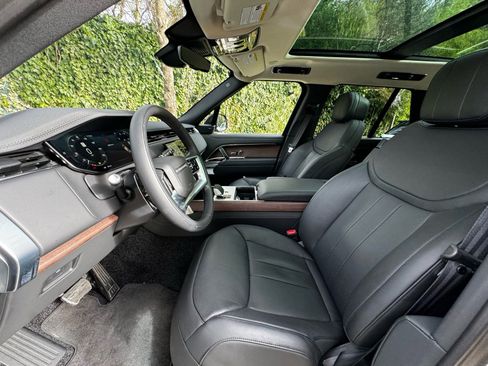 Used 2025 Land Rover Range Rover SE image 10
