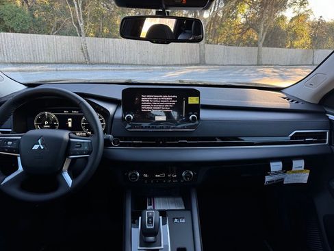 New 2025 Mitsubishi Outlander SE image 25