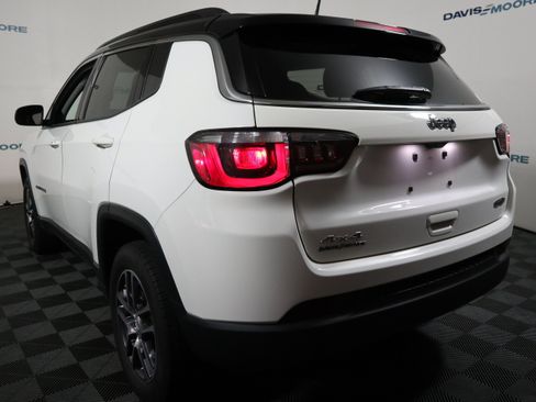 Used 2018 Jeep Compass Latitude w/ Popular Equipment Group AWD/4WD image 9