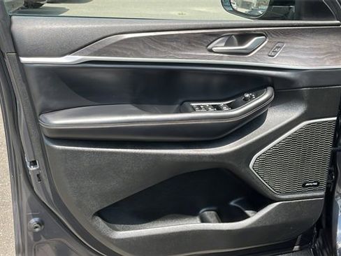 Used 2022 Jeep Grand Cherokee Limited image 9