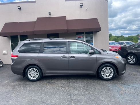 Used 2014 Toyota Sienna XLE image 3
