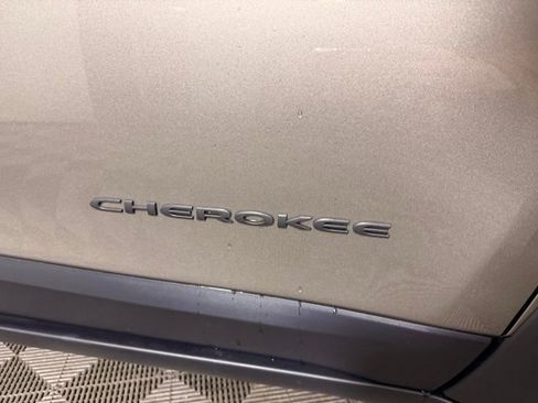 Used 2020 Jeep Cherokee Trailhawk image 6