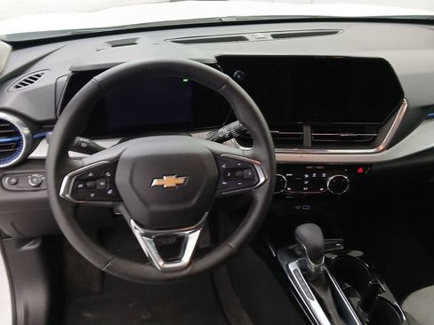 Used 2025 Chevrolet Trax LT w/ LT Convenience Package image 14